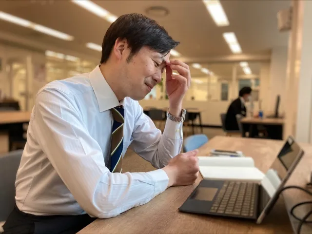 パソコンやスマホによる眼精疲労｜毛様体筋の緊張と目・首の疲れのメカニズム